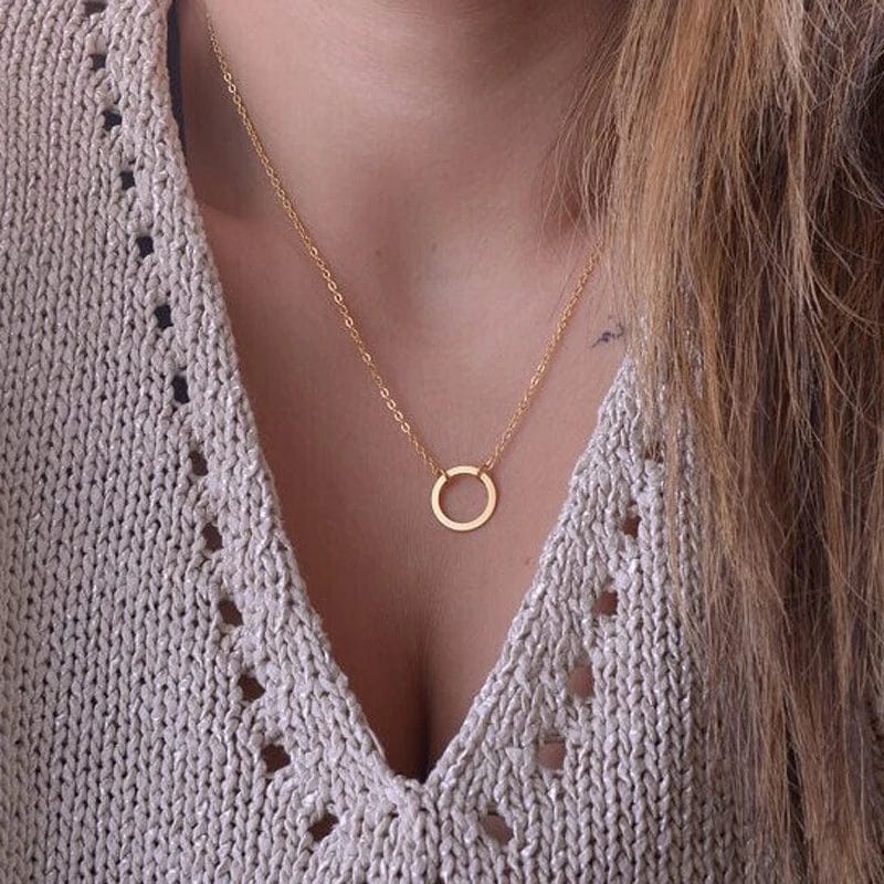 Collar con colgante de círculo dorado